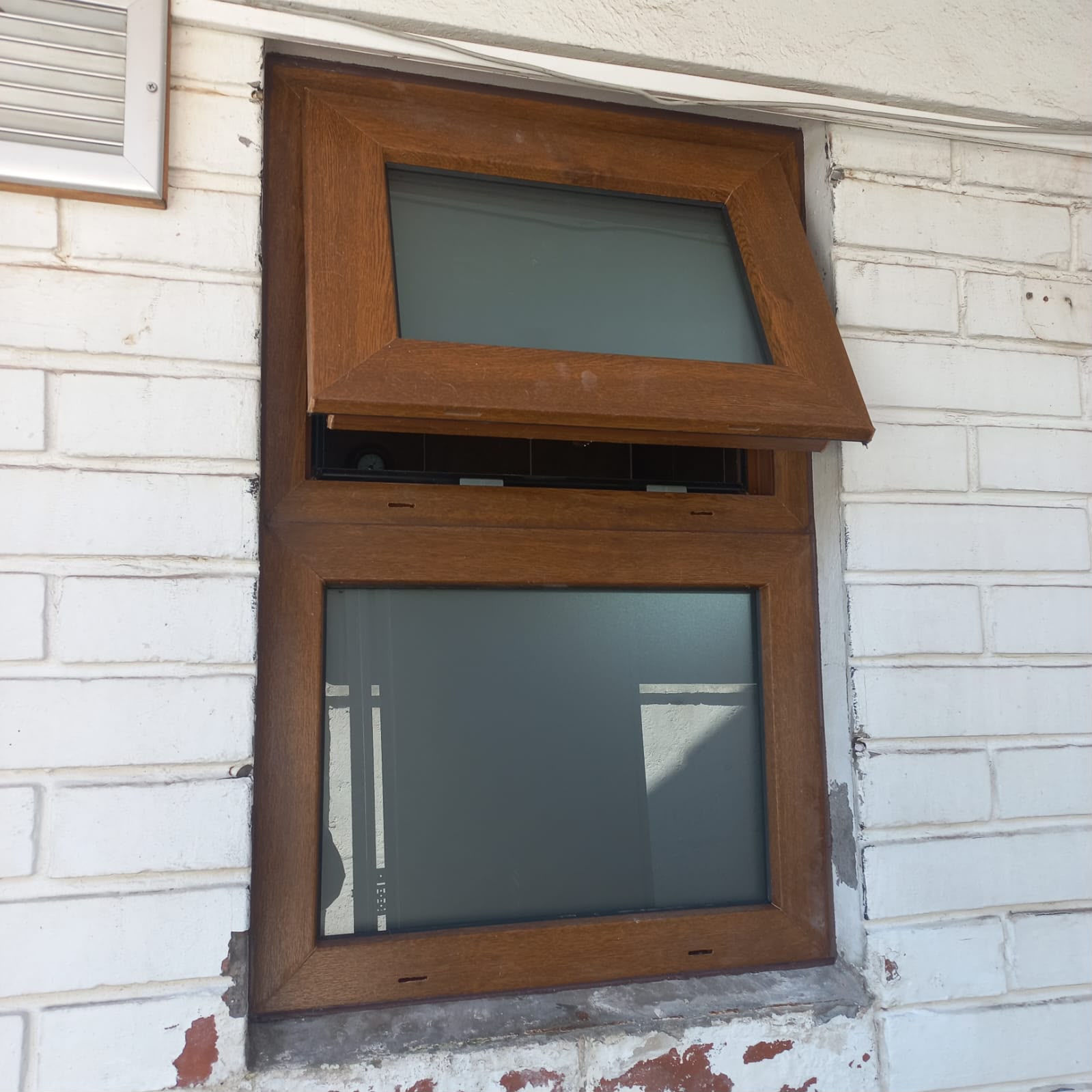 Ventana Proyectante Folio Madera Nogal - Termoaluminios