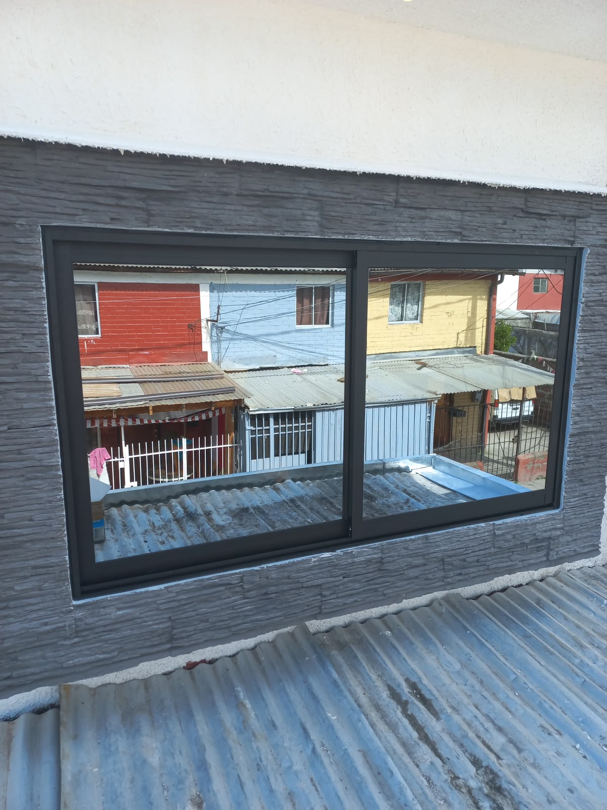 Ventana Negro Mate sobre Muro Texturado - Termoaluminios